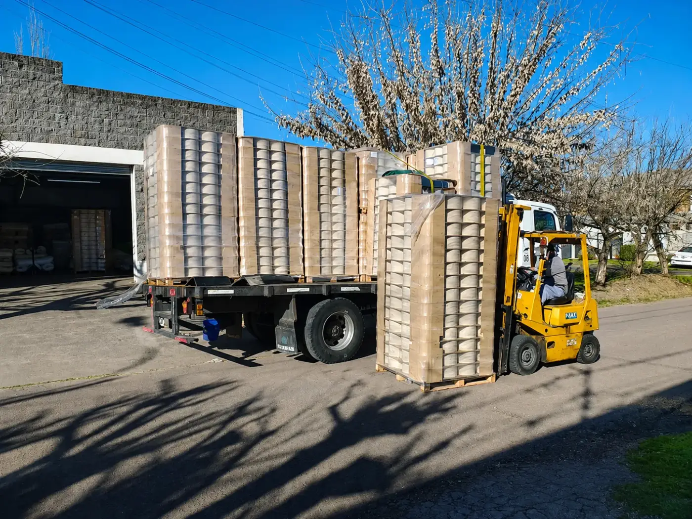 Carga de rollos de tela en el camión para despacho