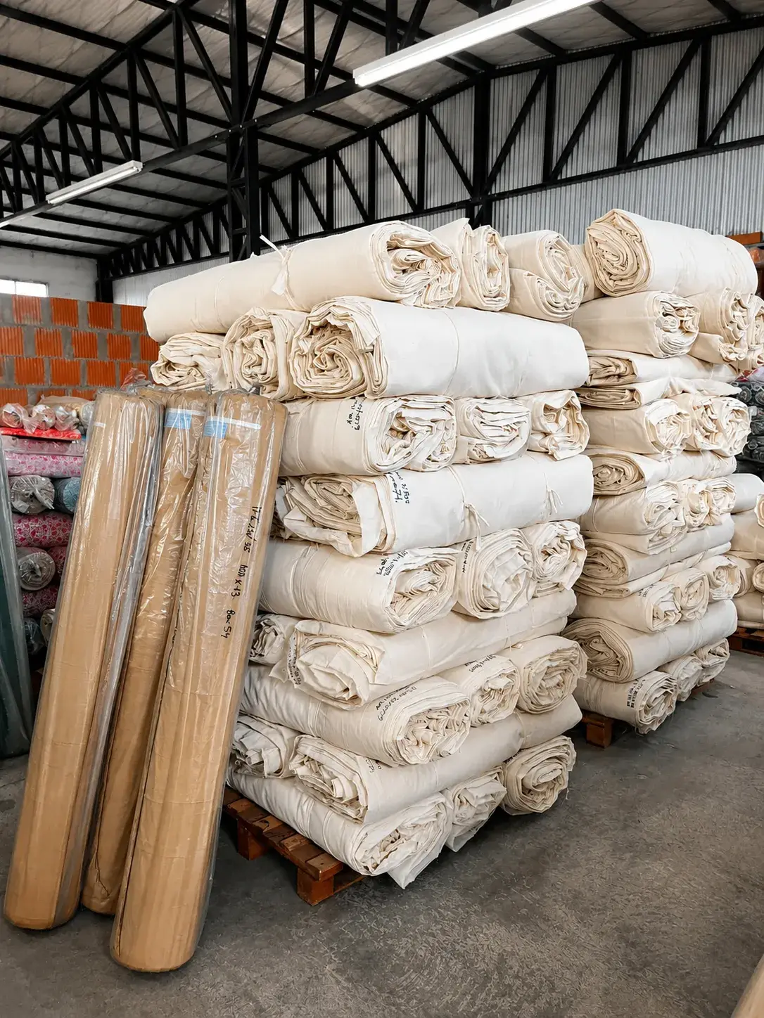 Rollos de tela listos para despachar en la planta de Chiletex