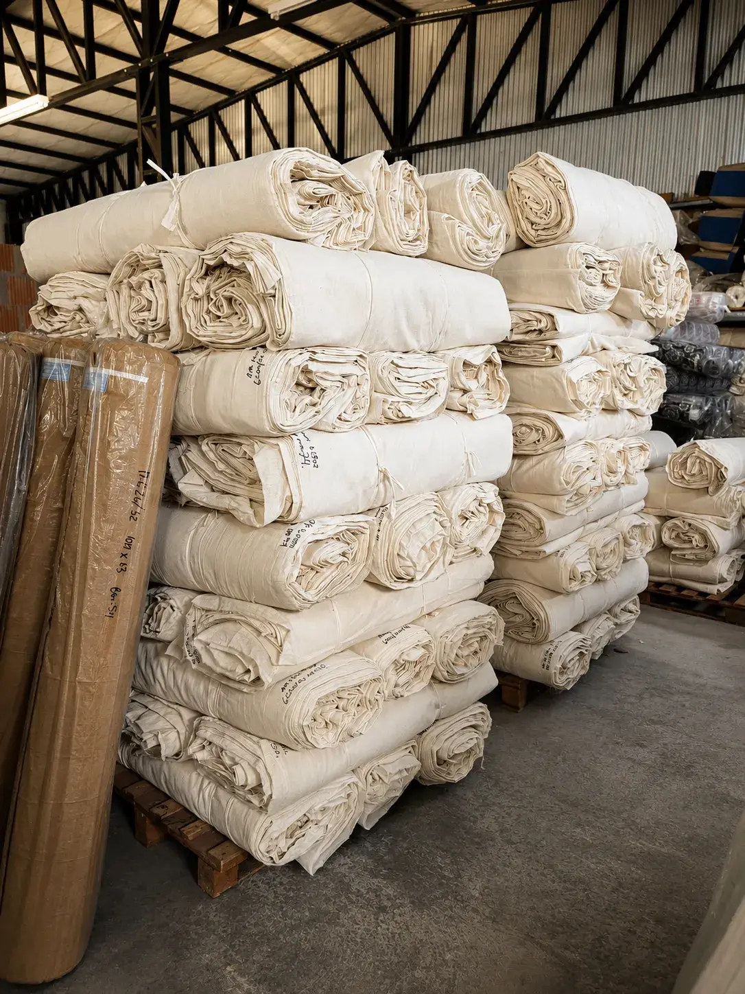 Depósito de rollos de tela en la planta de Textil Chiletex