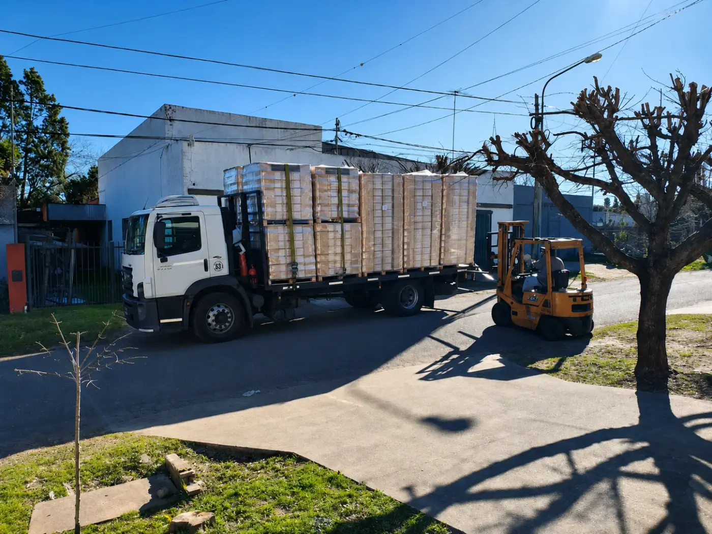 Camión con rollos de tela siendo cargado en la planta de Textil Chiletex